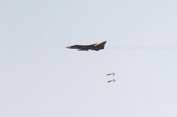 24/07/2023 July 24, 2023, Undisclosed, Undisclosed, Iran: The Islamic Republic of Iran Air Force Sukhoi Su-24 tactical bomber aircraft releasing bombs during the Fadayeeyan Hareem Velayat aerial exercise in the central part of Iran. Iran on Sunday began an annual air force drill, state media reported, as the U.S. sends more fighter planes to the region to deter the Islamic Republic from seizing commercial vessels in the Persian Gulf area.
POLITICA
Europa Press/Contacto/Iranian Army Office