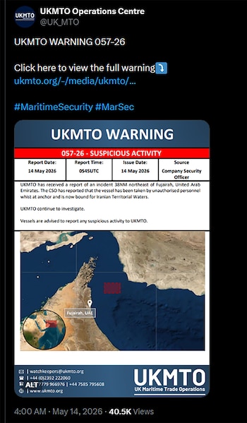 Captura de pantalla de un tuit de UKMTO con una alerta de actividad sospechosa, mostrando un informe y un mapa satelital de la costa de Emiratos Árabes Unidos con un área resaltada