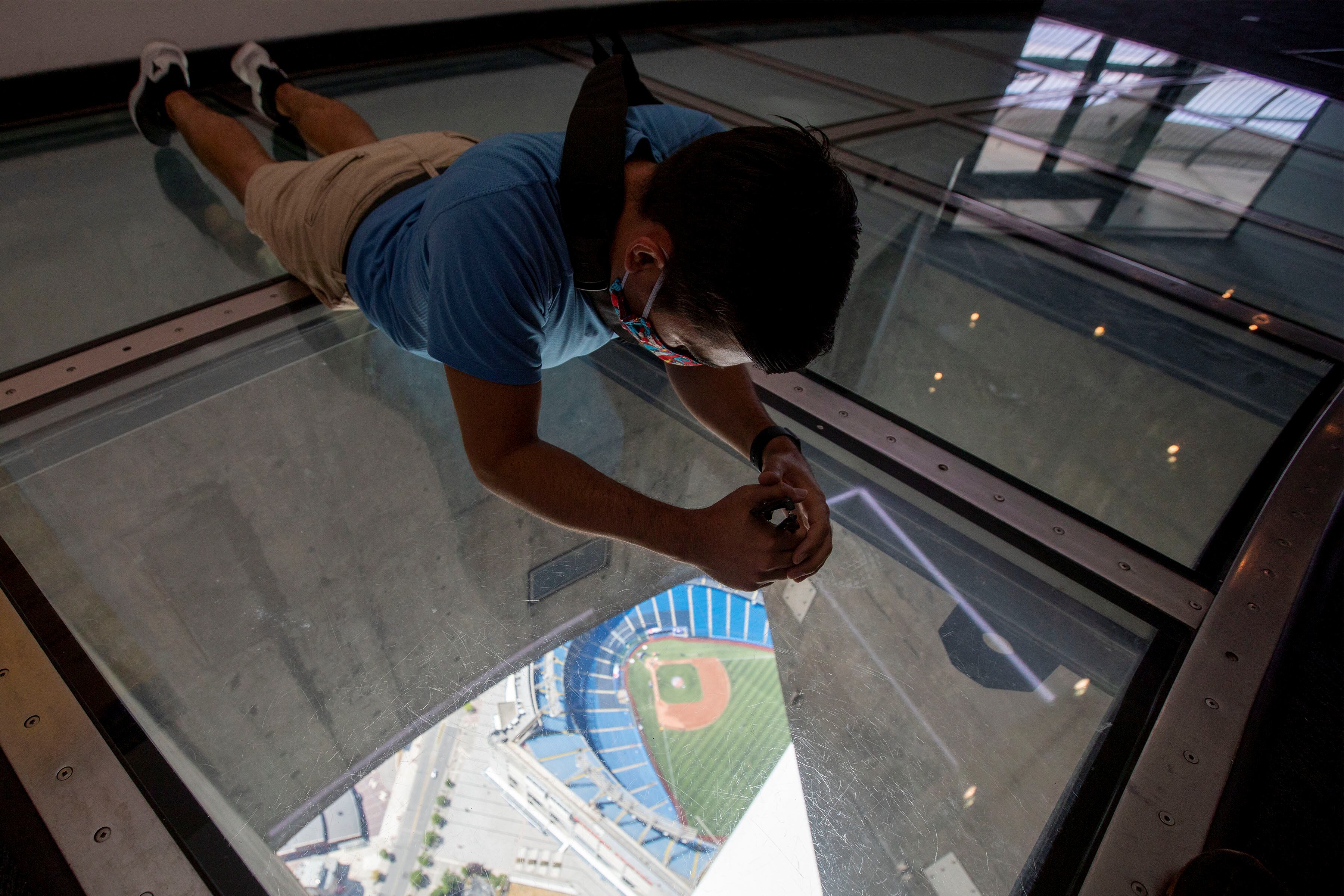 Inaugurado en 1994, el piso de vidrio de la Torre CN en Toronto fue el primero de su tipo, ofreciendo vistas espectaculares desde 342 metros de altura (REUTERS/Carlos Osorio)