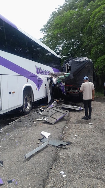 Las autoridades investigan las causas del choque entre el bus de placas TGU-192 de Ibagué y el camión de placas SNF-674 de Barbosa - crédito El Olfato