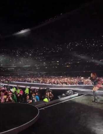 Dulce María con sus fanáticos.