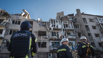 Ucrania-dice-que-Rusia-apuntó-a-los-trabajadores-de-rescate-con-un-ataque-con-misiles-de-‘doble-toque’