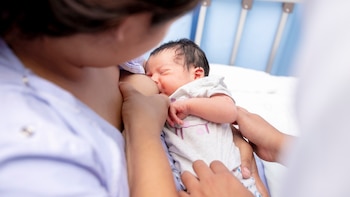 Un informe oficial detalla progresos consistentes en la atención a recién nacidos y madres, con instalaciones ampliadas, asesoría especializada y una transformación cultural que aún enfrenta retos pendientes en salud pública (Foto cortesía Gabriela de Bukele)