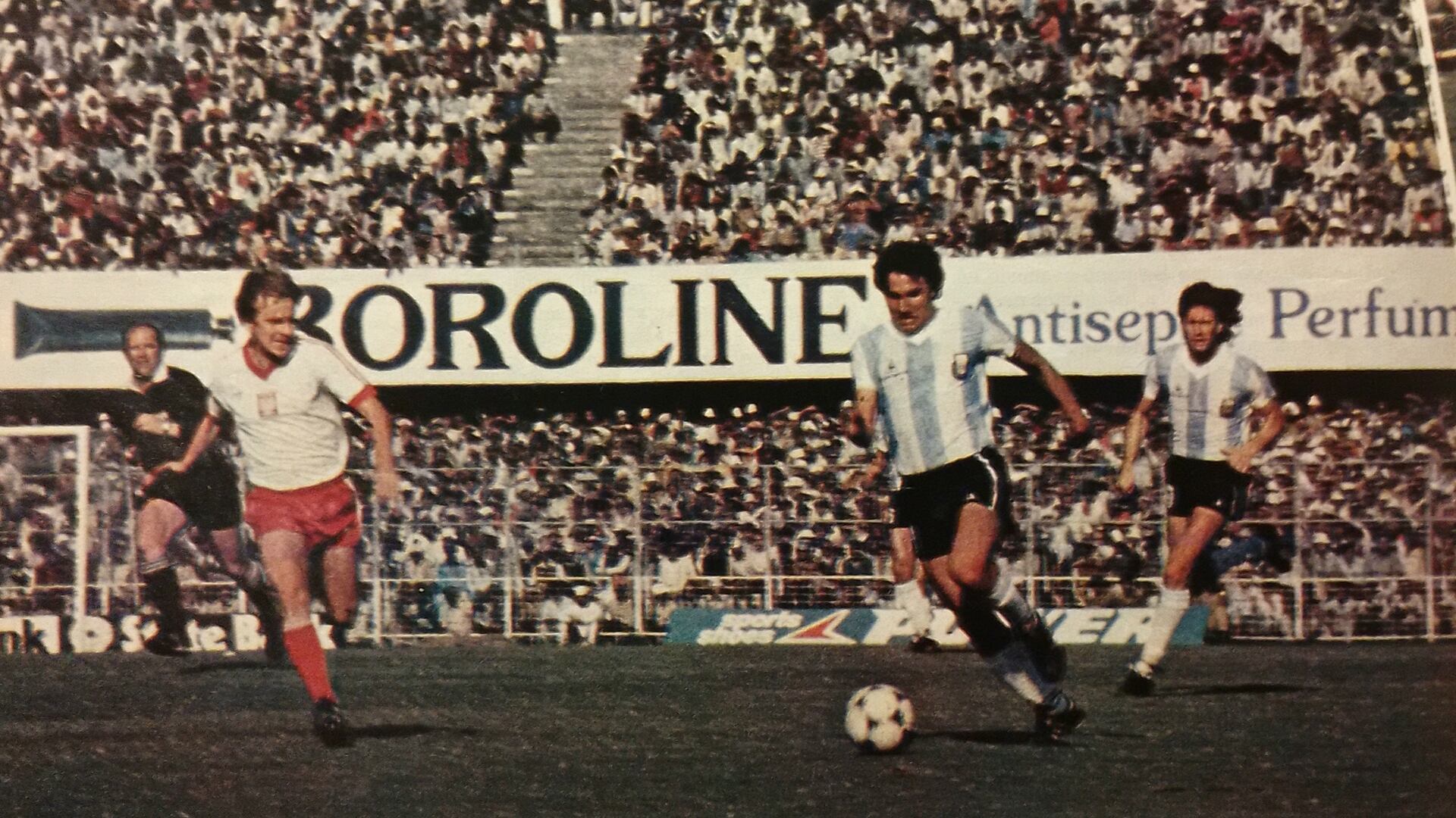 Márcico y Gareca en el partido contra Polonia, la mejor actuación del equipo de Bilardo