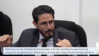 El Salvador impulsa una transformación clave en la regulación de la energía distribuida. Desde el auge de paneles solares hasta cambios en la fijación de precios, las nuevas reglas prometen reordenar el sector sin antecedentes recientes (Captura de pantalla de la transmisión en directo de la comisión)