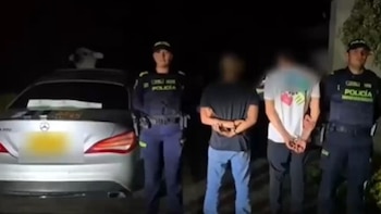 Persecución en el norte de Bogotá termina con la captura de dos hombres en auto de alta gama: alteraban las placas con calcomanías en Suba