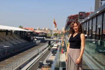 Isabel Díaz Ayuso posa en el circuito de F1 MadRing, preparado para acoger su primer Gran Premio. (Europa Press)