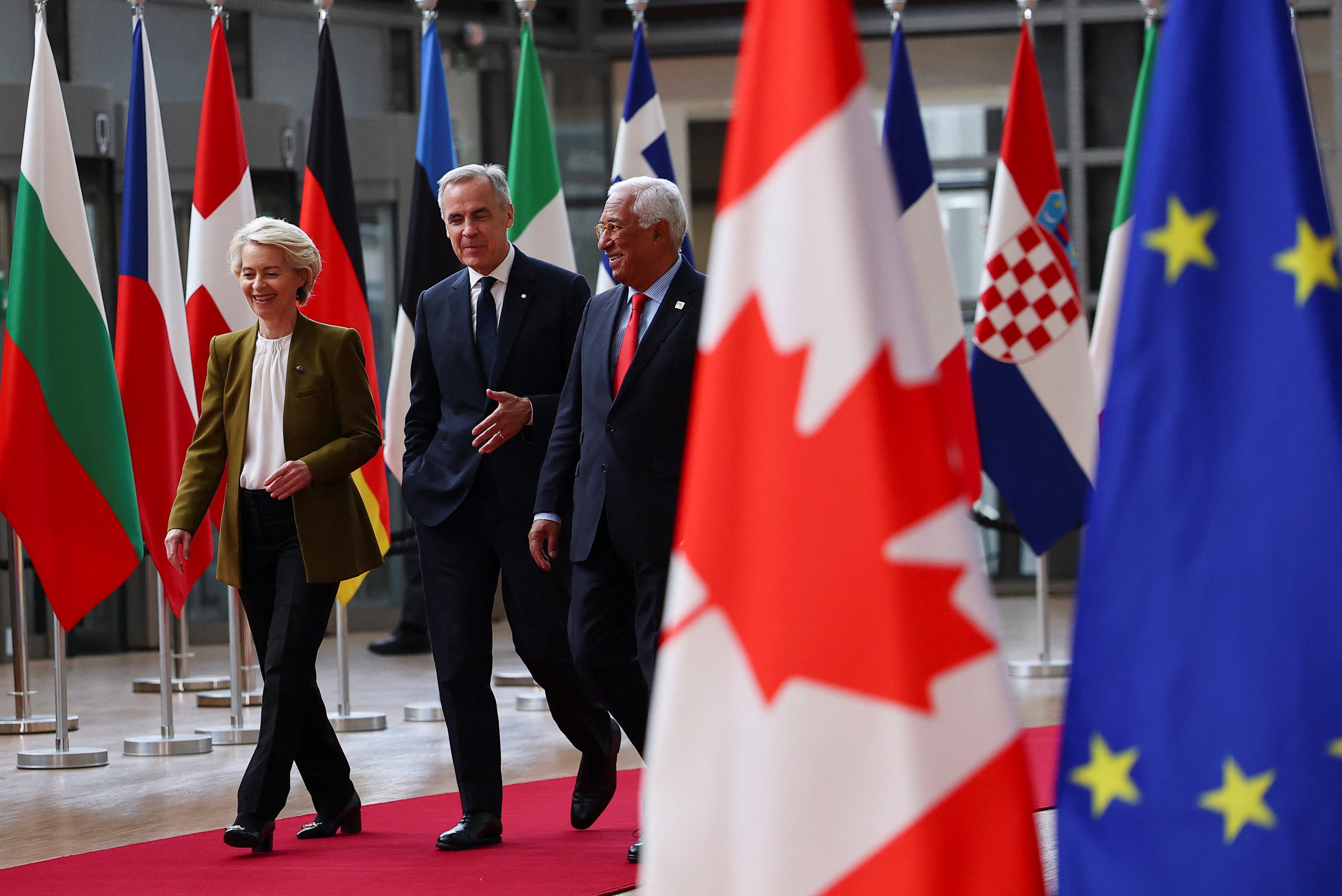 La presidenta de la Comisión Europea, Ursula von der Leyen, y el presidente del Consejo Europeo, Antonio Costa, caminan junto al primer ministro canadiense, Mark Carney, el día de la cumbre entre la UE y Canadá celebrada en Bruselas el 23 de junio de 2025. (REUTERS/Gonzalo Fuentes)