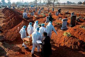 Entierro de una víctima de covid-19 en Johannesburgo (EFE/EPA/KIM LUDBROOK/Archivo)
