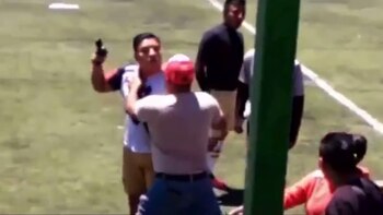 Un sujeto sacó una pistola para amenazar a varias personas durante un partido de fútbol en Toluca.
