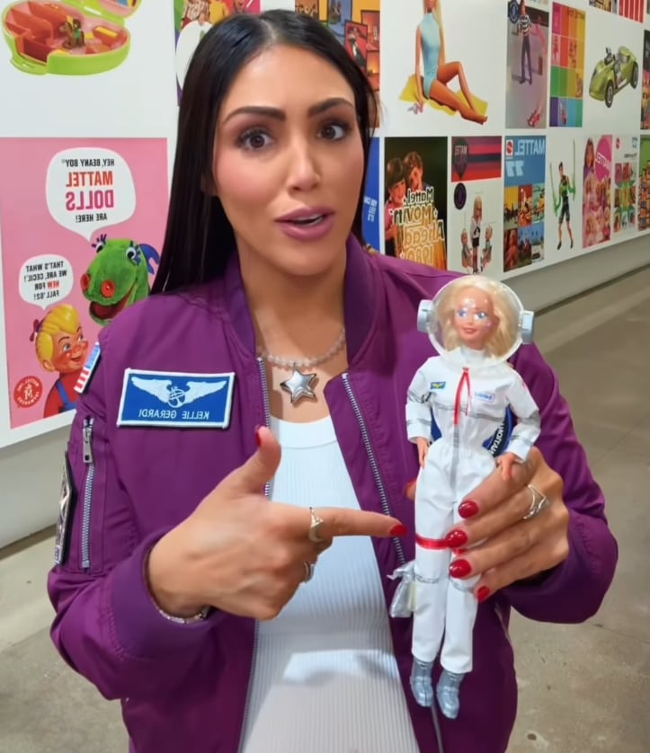 La investigadora propone a su hija elaborar juguetes caseros con materiales del hogar para atender su entusiasmo sin realizar compras continuas (Instagram/@kelliegerardi)