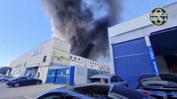Un incendio en Sevilla provoca