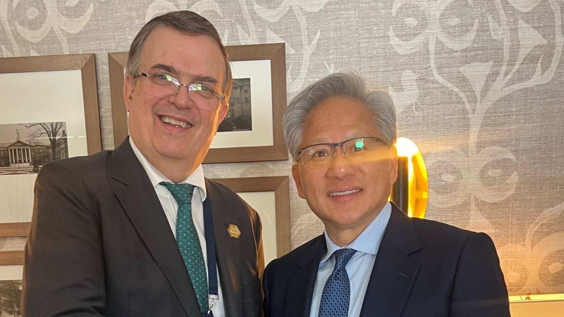 Marcelo Ebrard junto a Jensen Huang. (@SE_mx)