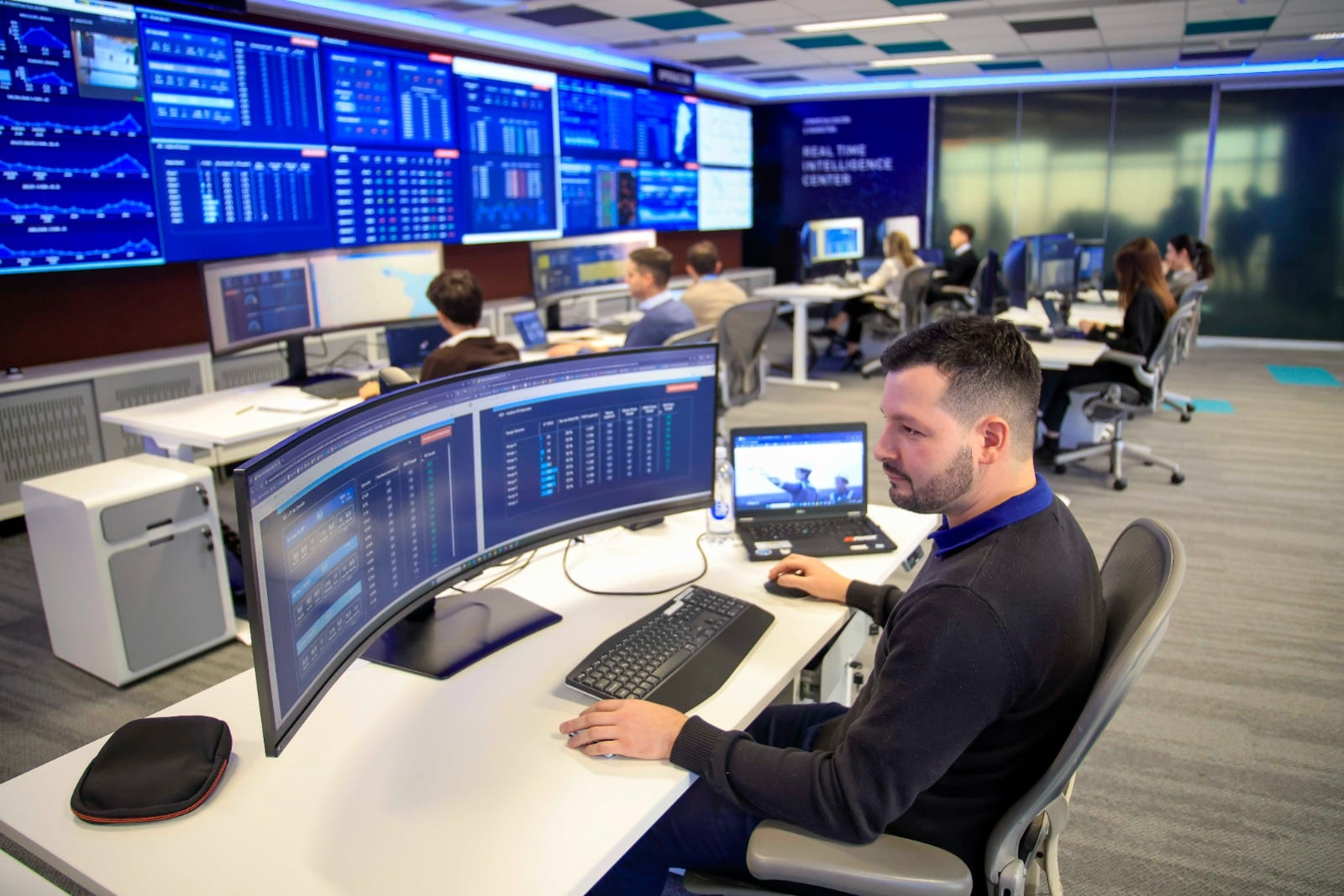 Interior de uno de los 9 RTICs desde los que YPF controla sus operaciones, desde explorar pozos de hidrocarburos hasta vender nafta o sandwiches en sus estaciones de servicio