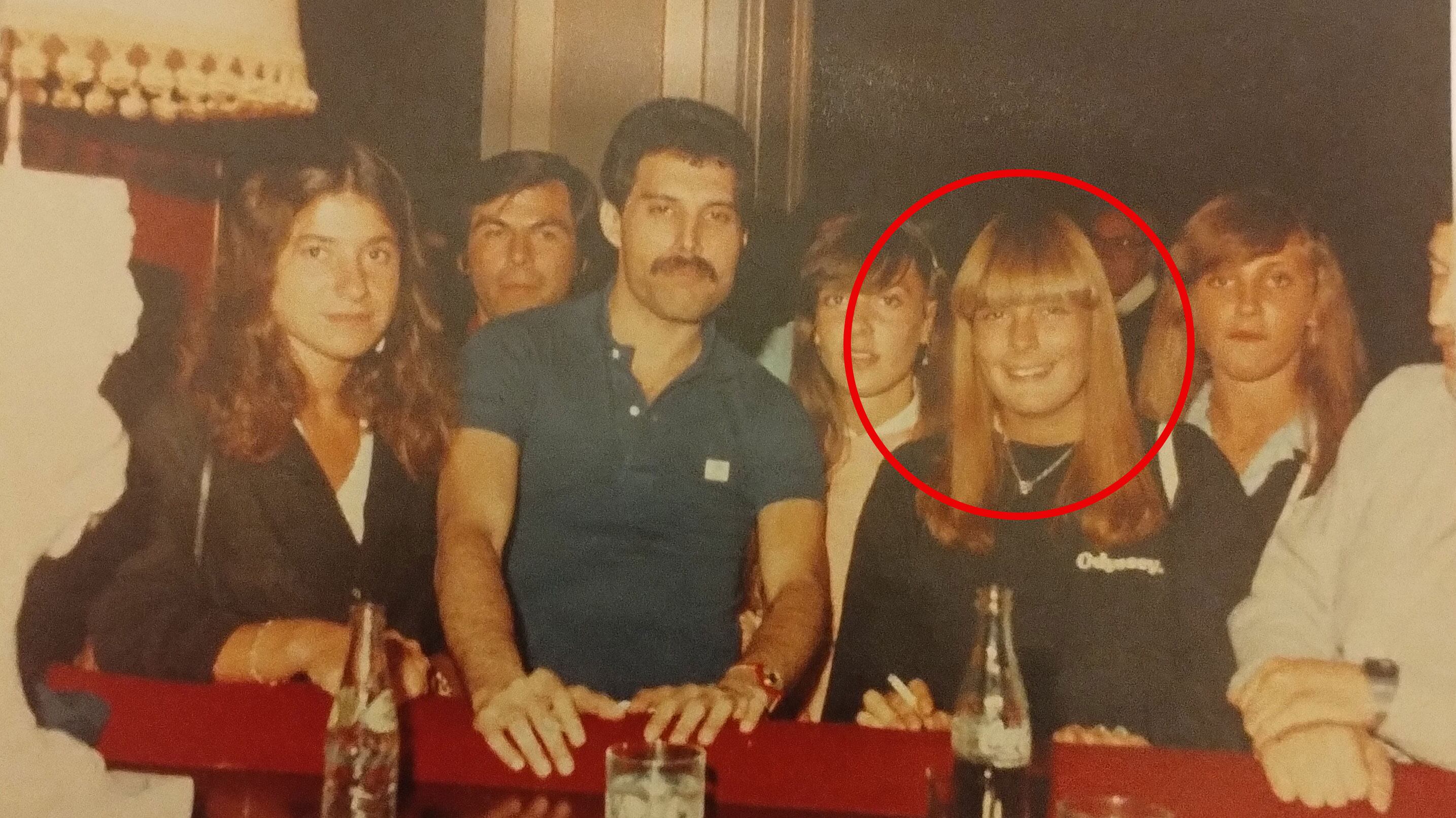 “Es la primera vez que veo esta foto. Soy la de buzo azul y flequillo. No tengo idea quiénes son las otras chicas”, dice Andrea (Foto/@ArianaAndenucci)