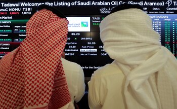 Inversores monitorean el rendimiento de las acciones en Riad (Reuters)