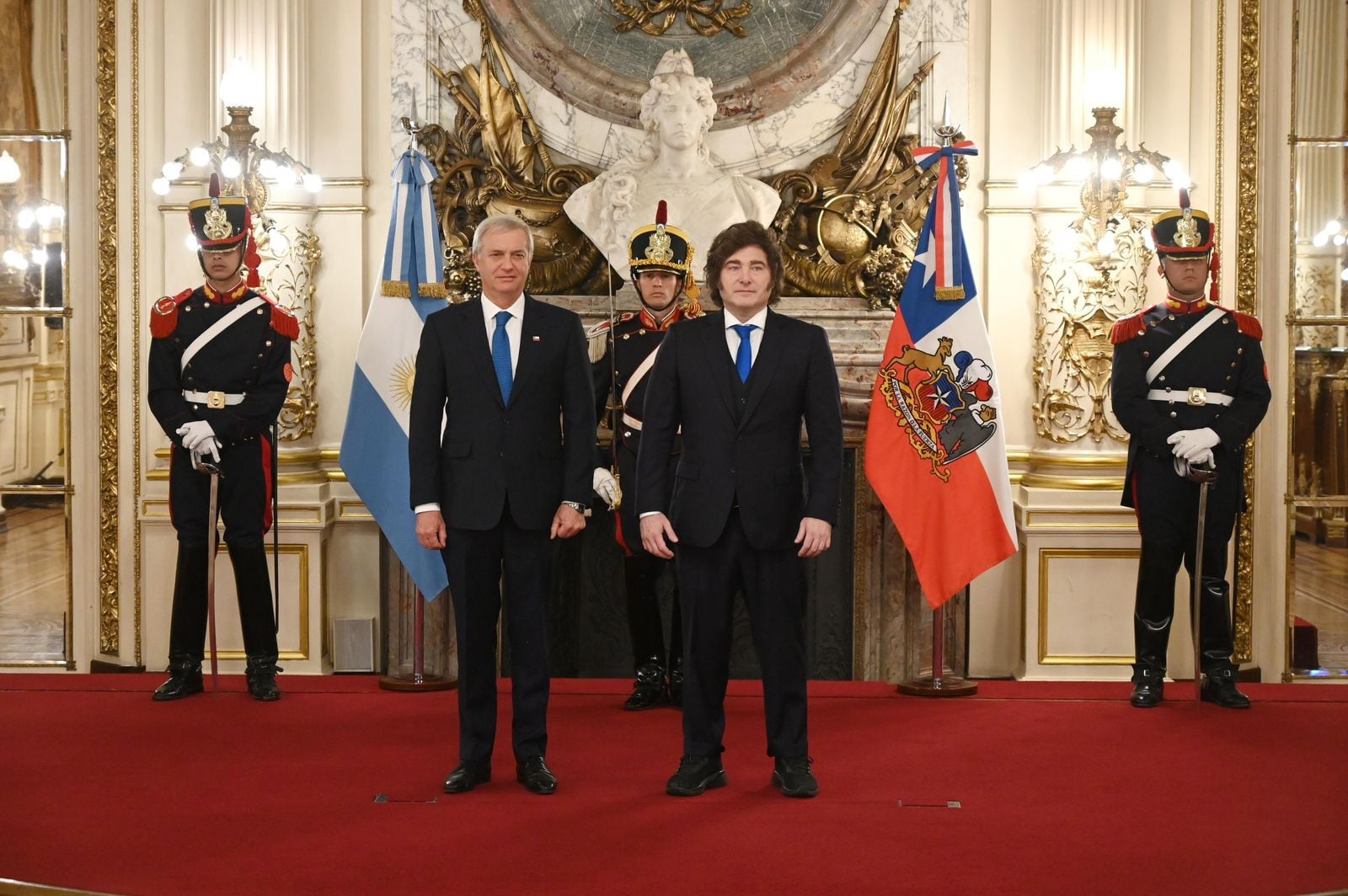 El presidente Javier Milei junto a su par de Chile, Antonio Kast, en el Salón Blanco de Casa Rosada