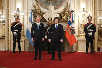 El presidente Javier Milei junto a su par de Chile, Antonio Kast, en el Salón Blanco de Casa Rosada