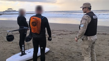 Mar del Plata: dos hombres tuvieron que ser rescatados del mar mientras practicaban parawing tras la ciclogénesis