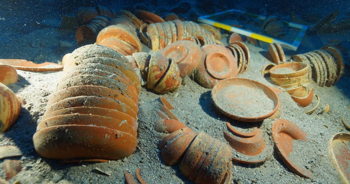 Hallan un barco romano de hace 2.100 años con más de 6.500 piezas de vajilla de lujo intactas