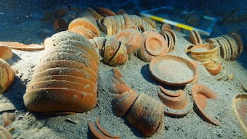 Hallan un barco romano hundido hace 2.100 años con un cargamento intacto de más de 6 mil piezas de vajilla de lujo
