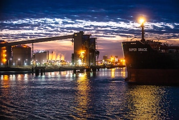 El informe vincula la ampliación de la capacidad de evacuación de petróleo y gas con una reducción de los cuellos de botella logísticos que habían condicionado el desarrollo del sector (Foto: Puerto Bahía Blanca)