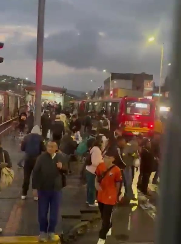 Miles de pasajeros recurren a caminar para completar sus trayectos en Bogotá ante la suspensión de servicios de TransMilenio durante la hora pico vespertina - crédito X