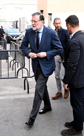 Mariano Rajoy llega a la capilla ardiente por Fernando Ónega. (José Oliva / Europa Press)
