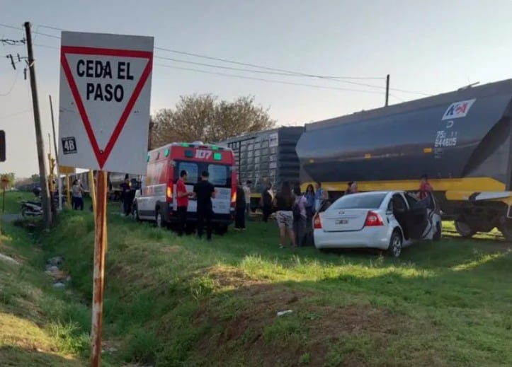 Un tren arrolló a un auto en San Lorenzo, Santa Fe: un hombre murió y cuatro personas resultaron ilesas