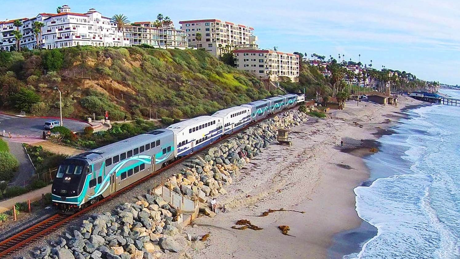 Metrolink reduce su servicio en el sur de California por mareas altas y alerta costera