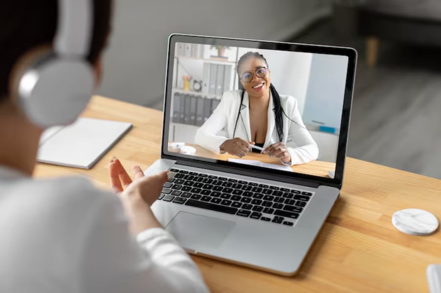 La restricción elimina la posibilidad de consultas remotas para obtener recetas, afectando especialmente a quienes viven lejos de centros urbanos (Freepik)