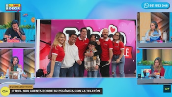 Pantalla de televisión dividida muestra a siete personas posando en evento Teletón, rodeadas por cuatro presentadores y texto sobre Ethel Pozo