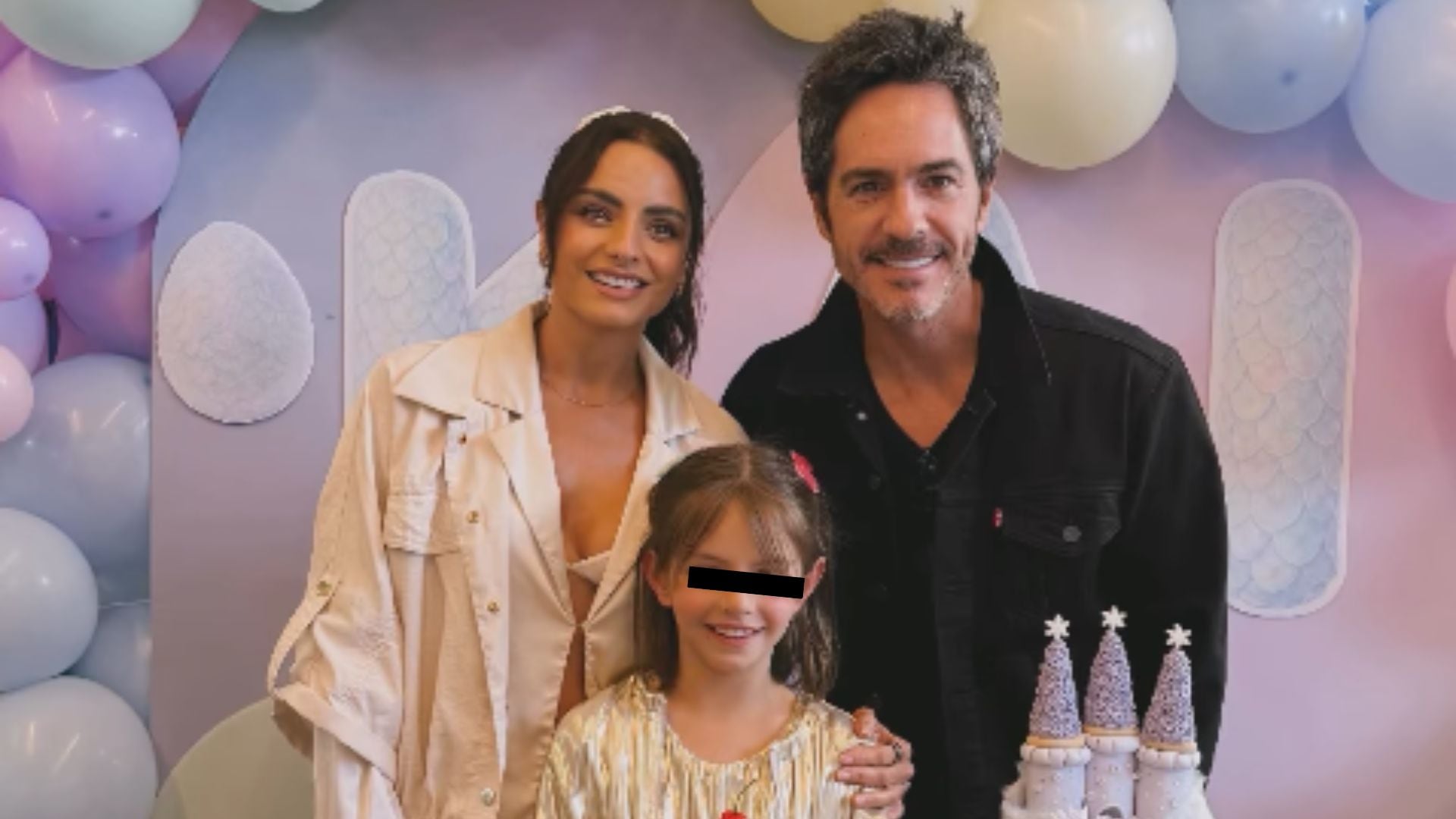 Kailani, la hija que Aislinn Derbez y Mauricio Ochmann tuvieron en 2018, crece con ambos padres presentes al mismo tiempo: cada uno se hace cargo de la mitad del tiempo, sin negociaciones pendientes ni conflictos públicos.(RS)