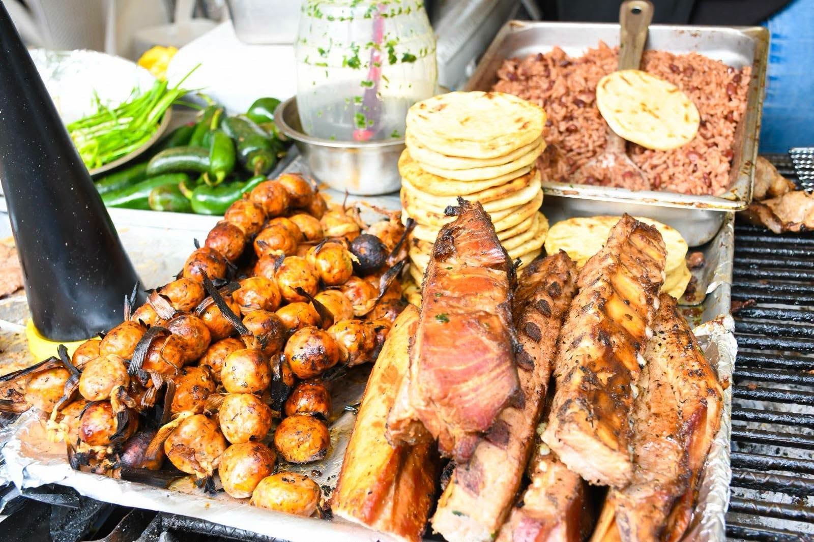 Chicharrones, costillas, tortillas tostadas de maíz y casamiento (arroz con frijoles) son el platillo ideal para una tarde de domingo (Foto cortesía La Paz Este Distrito San Rafael Obrajuelo)