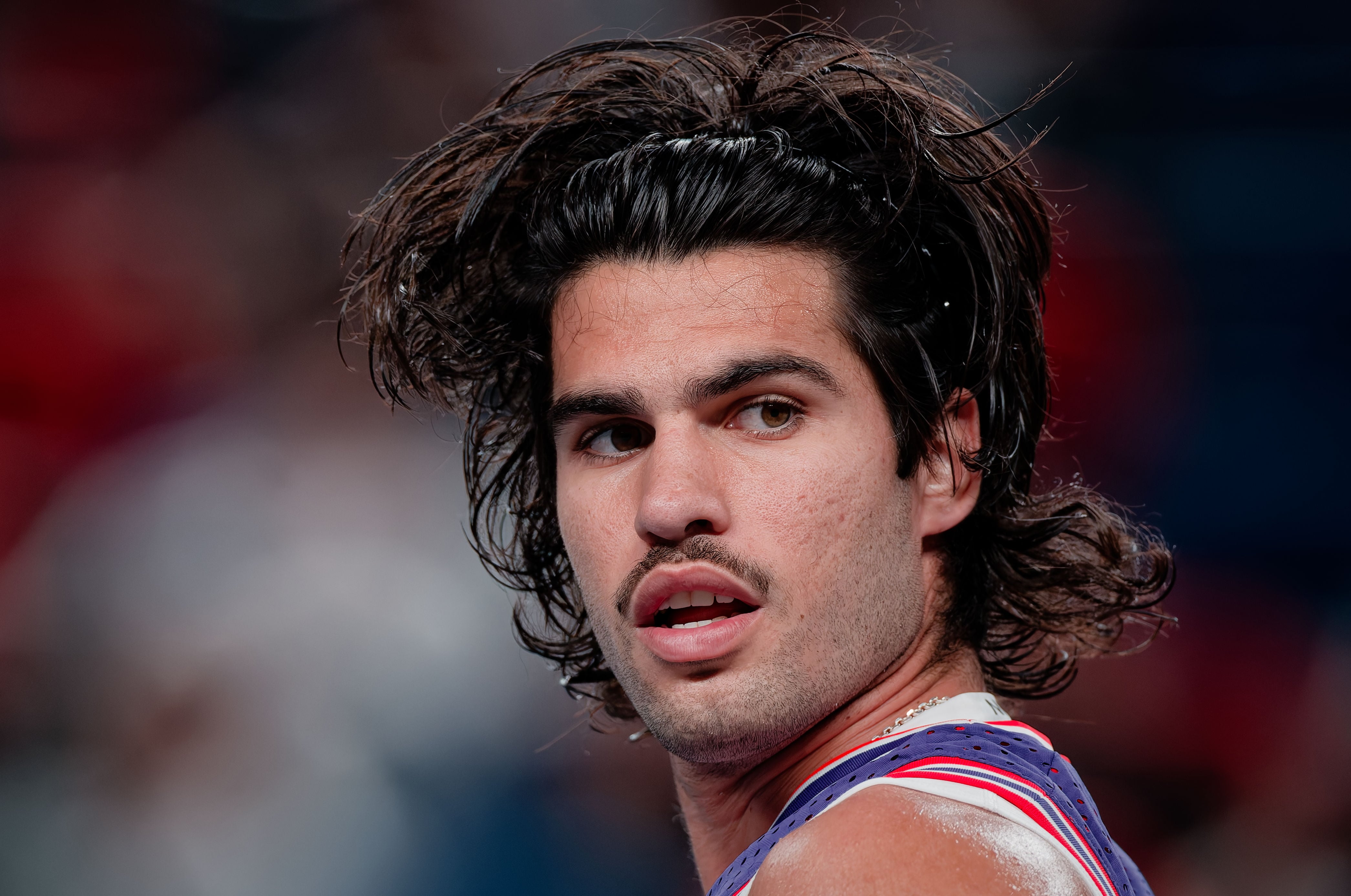 El tenista español Carlos Alcaraz mostró su nuevo look en su debut en el Masters 1000 de Shangai (Crédito: EFE/ ALEX PLAVEVSKI)