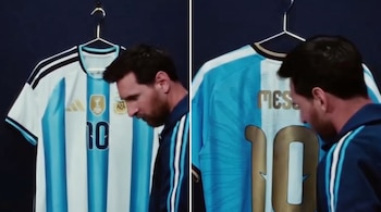 Dos imágenes de Lionel Messi junto al frente y al dorsal de una camiseta de fútbol de la selección argentina con el número diez.