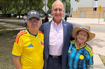 Mario Díaz-Balart con los colombianos que votan en La Florida