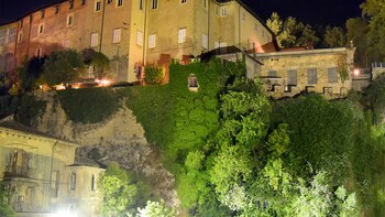 Este es el único pueblo italiano con una cascada natural en pleno centro histórico