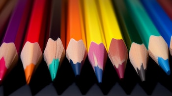 Imagen de una variedad de lápices de colores, herramientas esenciales en el mundo del arte y la educación, que permiten a los niños expresar su creatividad y aprender de manera divertida. (Imagen ilustrativa Infobae)