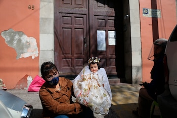 Acuden a iglesias con motivo del dia de la candelaria en Ciudad de México