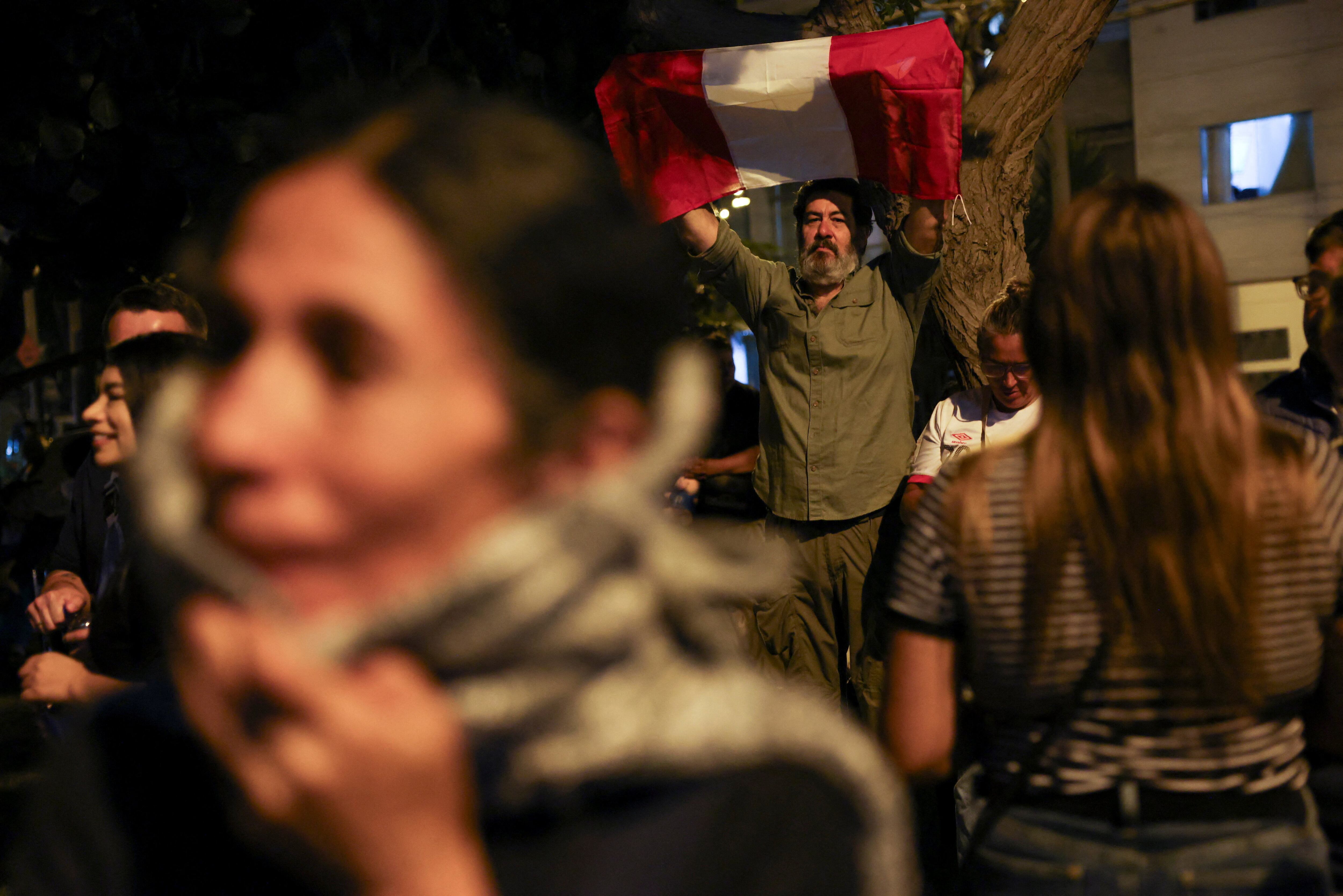 Manifestación en el JNE acusan de fraude por demoras en mesas de votación. REUTERS/Manuel Orbegozo