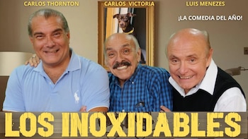 Tres hombres adultos sonriendo posan para una foto. Carlos Thornton, Carlos Victoria y Luis Menezes están presentes. Un cuadro con un perro pequeño se ve. Texto: Los inoxidables