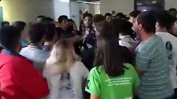 Brutal pelea entre dos facciones
