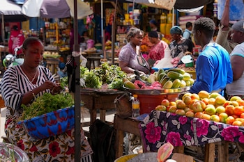 ARCHIVO - Una vendedora de