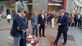 27/10/2026 El alcalde de Bilbao, Juan Mari Aburto, en la ofrenda floral al lehendakari Agirre.
POLITICA ESPAÑA EUROPA PAÍS VASCO