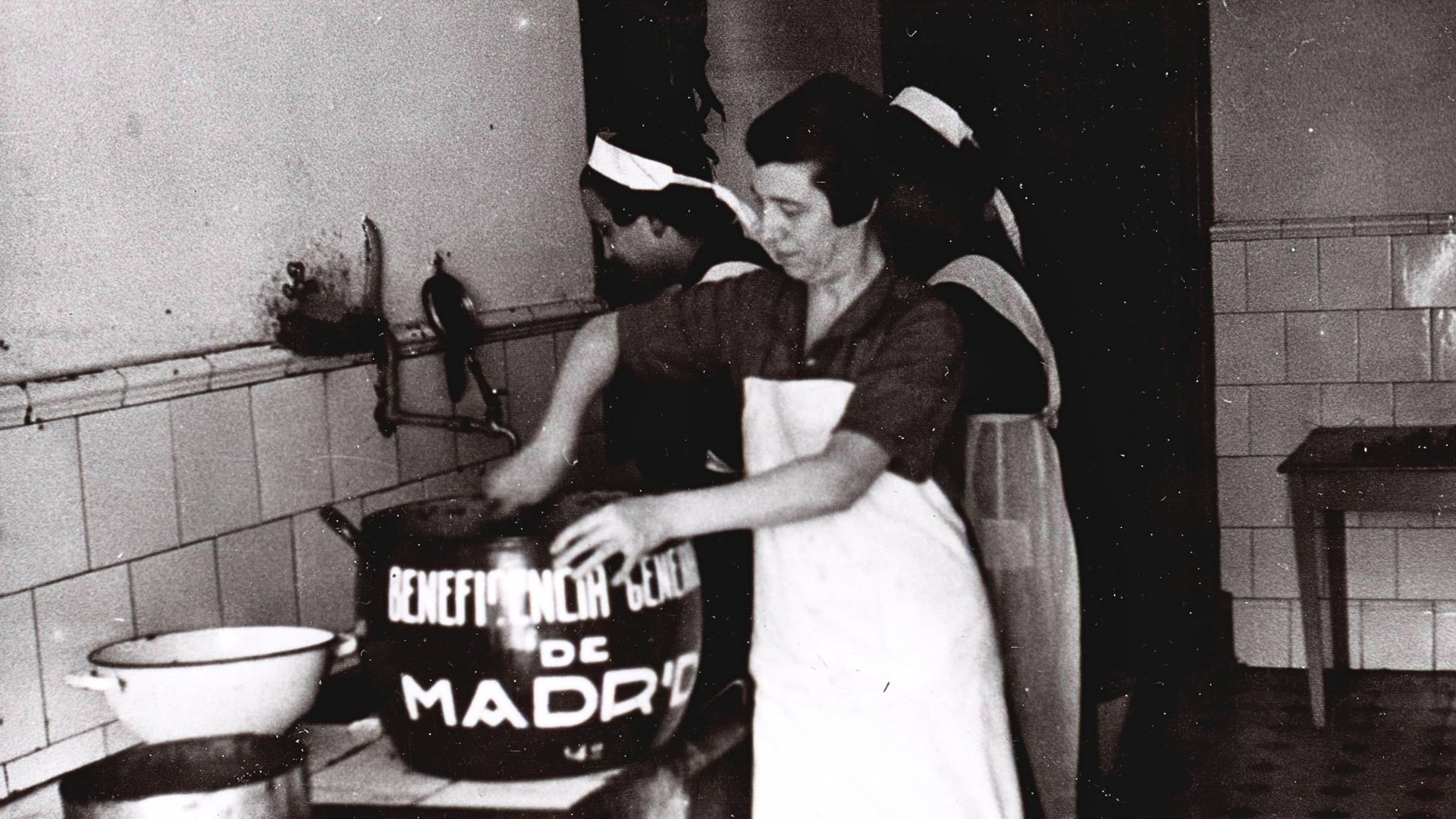 Mujer cocinando en un centro de auxilio social de Bilbao para niños (Biblioteca Nacional España)