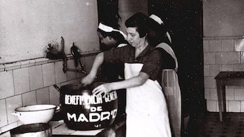 Mujer cocinando en un centro de auxilio social de Bilbao para niños (Biblioteca Nacional España)