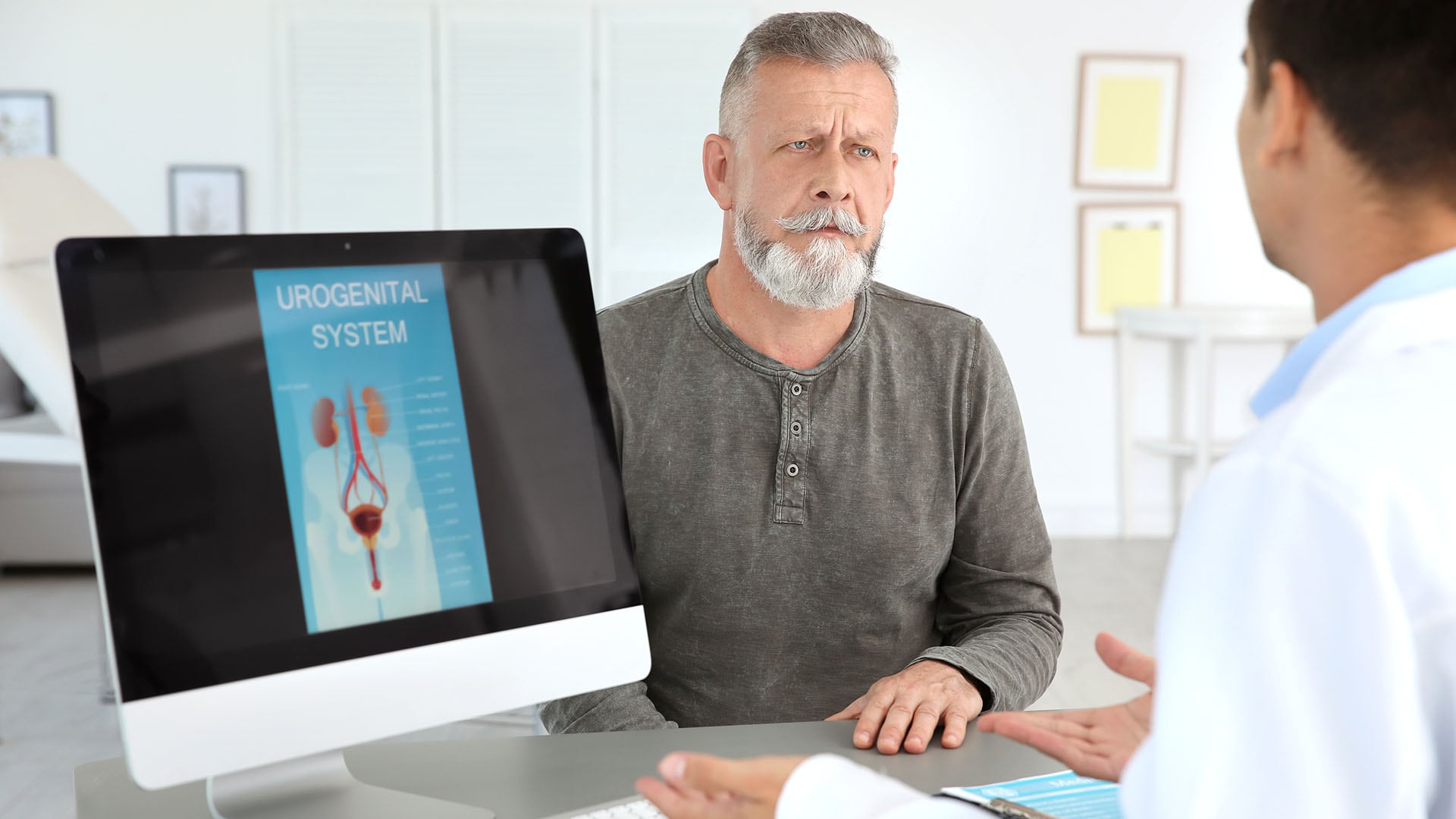 Especialistas señalan que adquirir el hábito de controles prostáticos a partir de los 50 años, o antes en personas con factores de riesgo, puede marcar una diferencia determinante en el pronóstico y bienestar masculino. -(Imagen Ilustrativa Infobae)