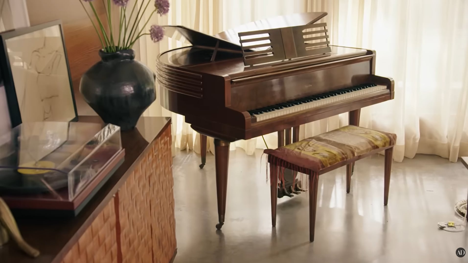 El piano Wurlitzer forma parte de los atractivos interiores de la casa y refuerza su estética vintage dentro del estilo mid-century modern. (Youtube /AD Magazine)