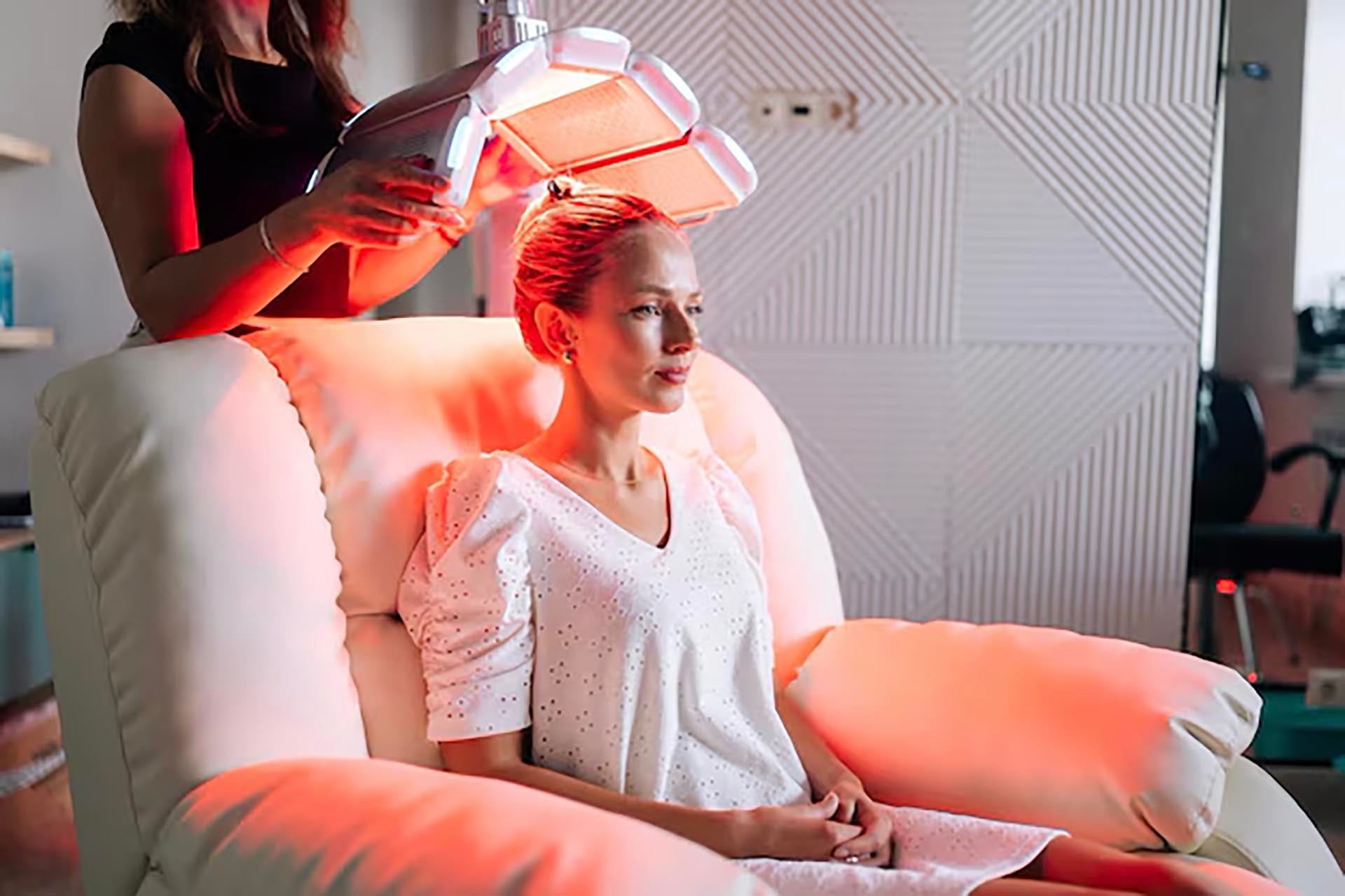 La terapia de luz roja gana espacio en redes, consultorios y el mercado hogareño, aunque los médicos piden cautela con sus resultados (Crédito: Freepik)